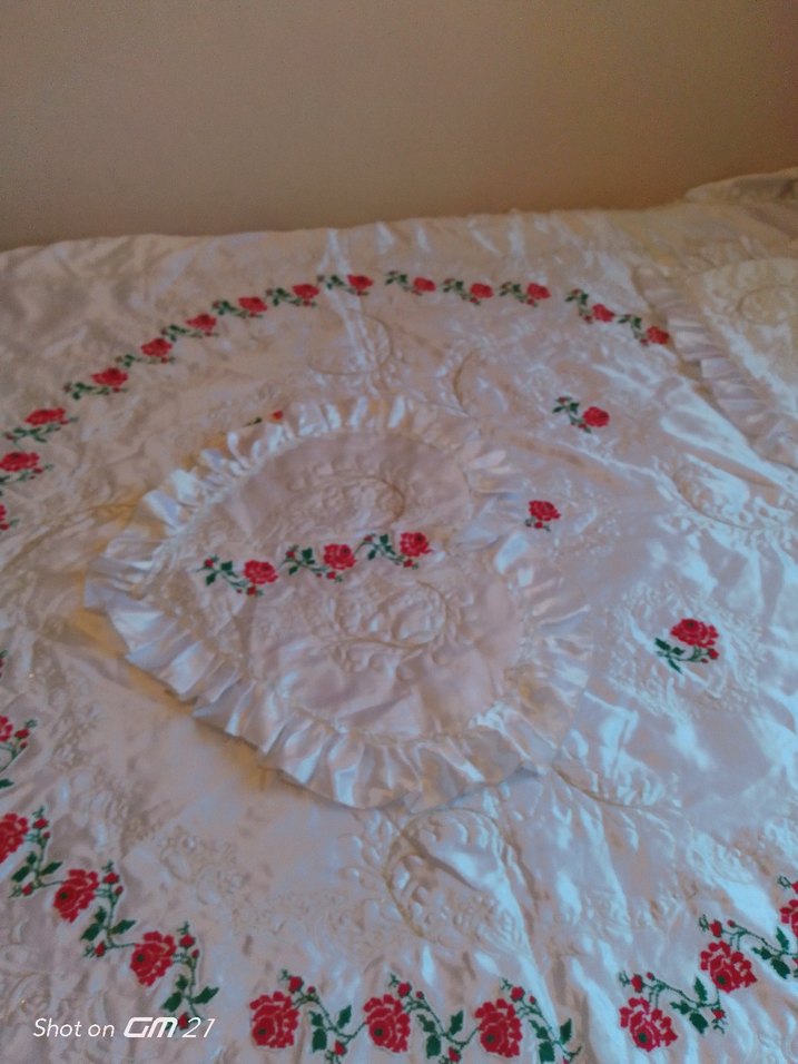 İşlemeli Beyaz Yatak Örtüsü - Görsel 3