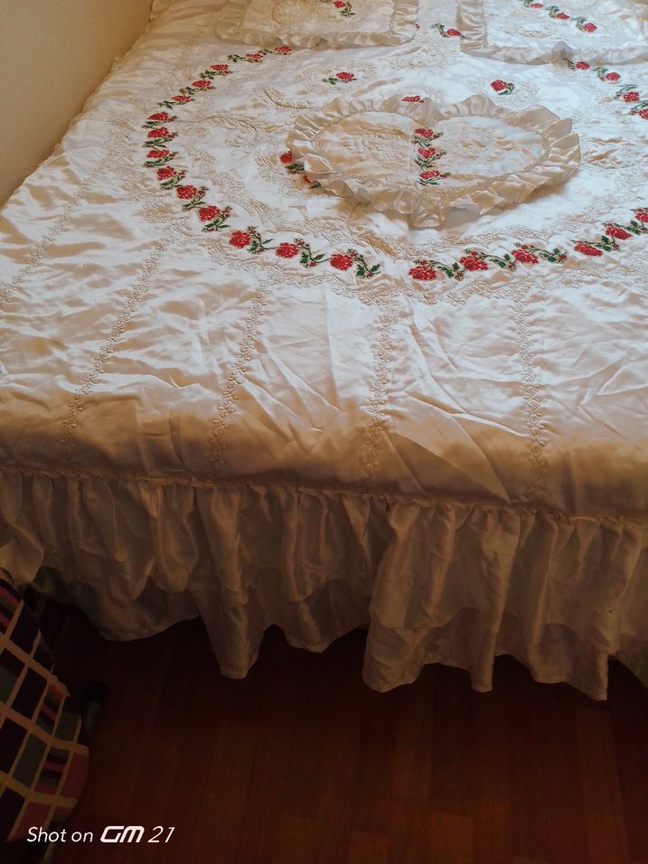 İşlemeli Beyaz Yatak Örtüsü - Görsel 2