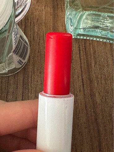  Beden kırmızı Renk Yves rocher dudak balsamı