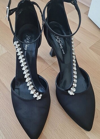 Siyah saten taşlı topuklu ayakkabı 