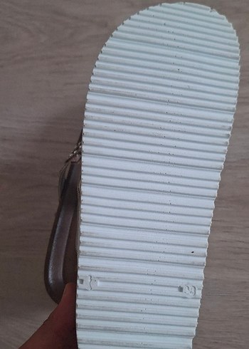 Kahverengi Parlak Taşlı Dolgu Topuklu Kadın Terlik - Görsel 2