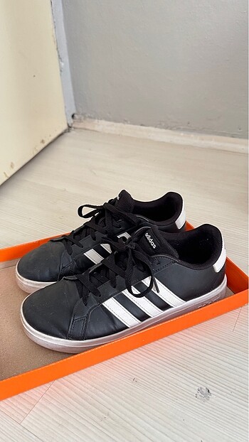 Adidas spor ayakkabı