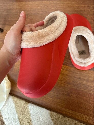 40 Beden kırmızı Renk Ugg marka ev terliğ veya botu