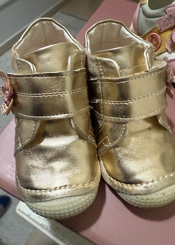Çiçek Detaylı Altın Renk Kız Bebek İlk Adım Ayakkabısı - Görsel 2