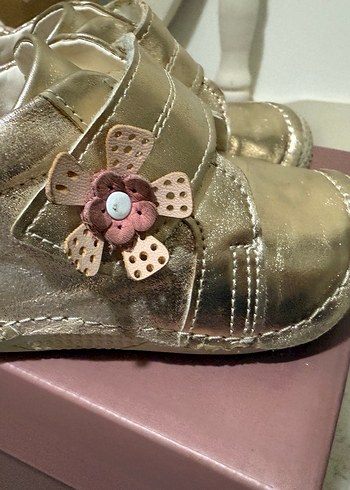 Çiçek Detaylı Altın Renk Kız Bebek İlk Adım Ayakkabısı - Görsel 3