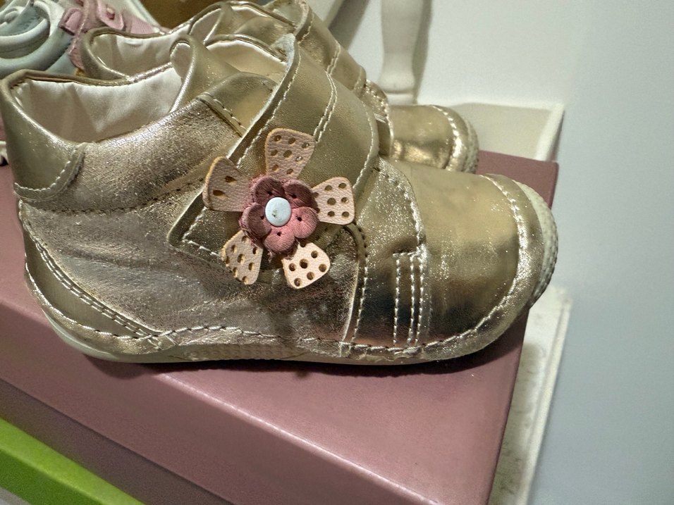 Çiçek Detaylı Altın Renk Kız Bebek İlk Adım Ayakkabısı - Görsel 3