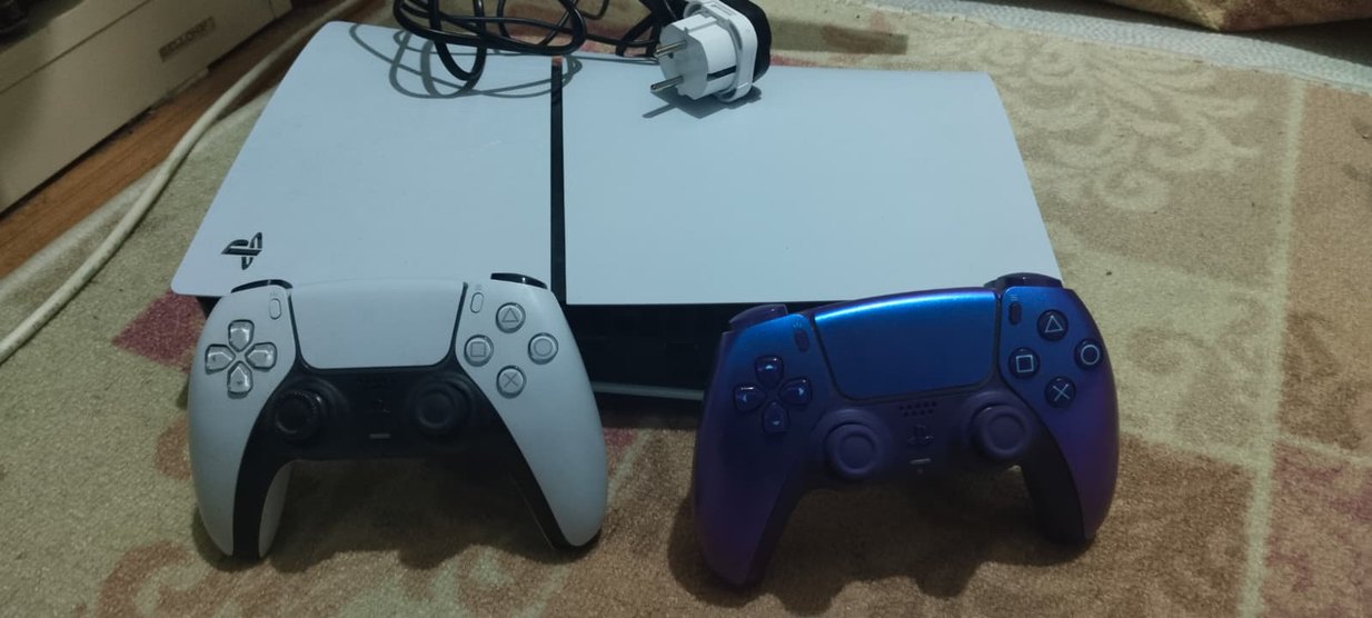 PlayStation 5 + PS app hesabı+ 2 kol + akım korumalı priz - Görsel 2