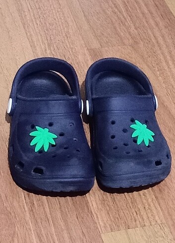 Çocuk lacivertli crocs süs detayıyla 
