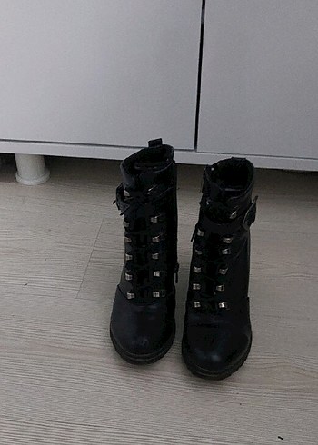 Siyah Deri Gotik Tokalı Topuklu Bot - Görsel 3