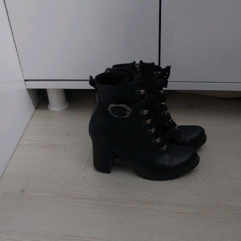 Siyah Deri Gotik Tokalı Topuklu Bot - Görsel 2