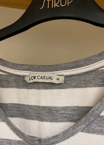 Kadın Gri Çizgili V Yakalı Tişört - Görsel 4