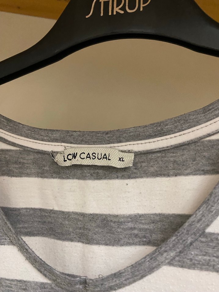 Kadın Gri Çizgili V Yakalı Tişört - Görsel 4