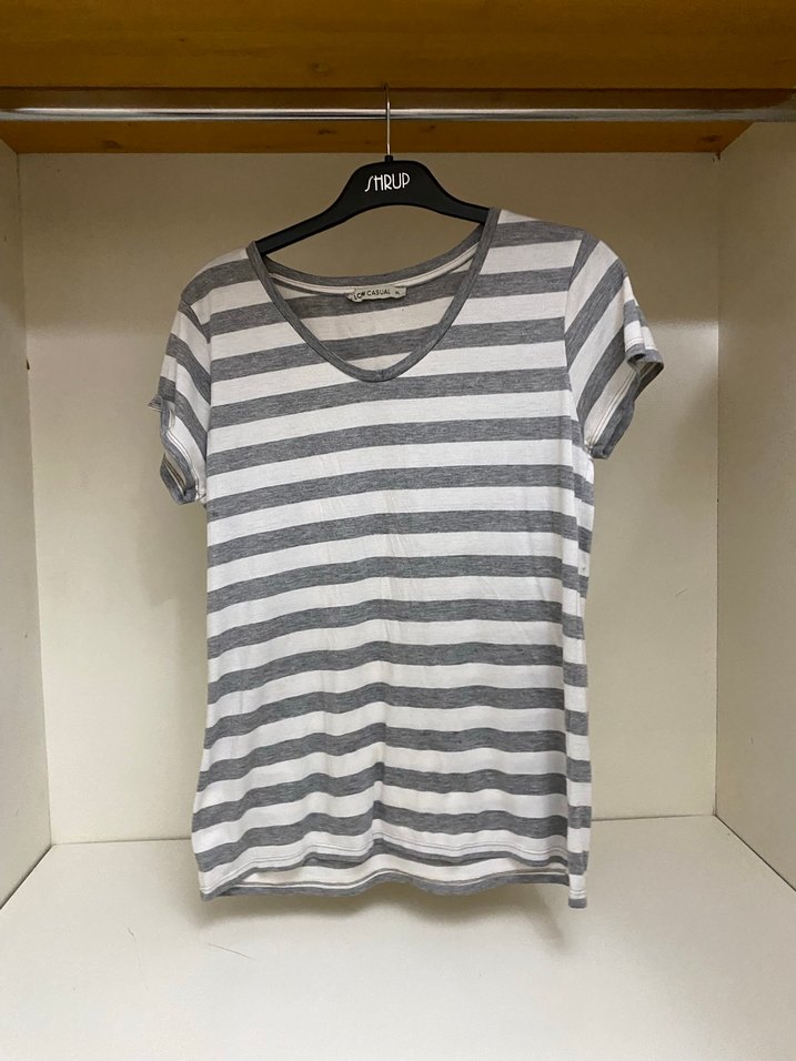 Kadın Gri Çizgili V Yakalı Tişört - Görsel 2