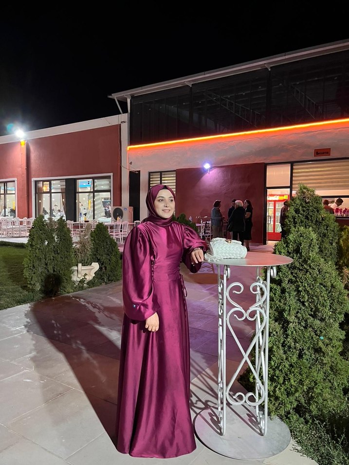 Uzun Kollu Mor Drapeli Tesettür Abiye - Görsel 2