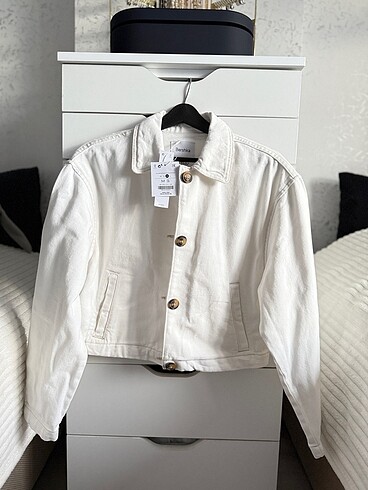 BERSHKA DÜĞMELİ BEYAZ CEKET - Görsel 2