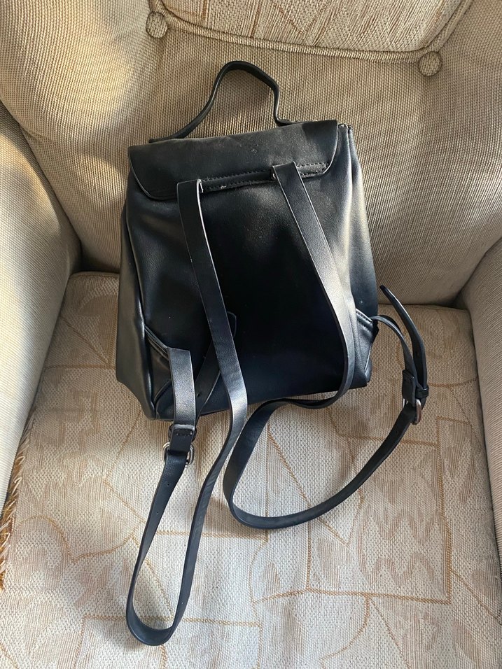 Siyah Deri Tokalı Kadın Sırt Çantası - Görsel 3