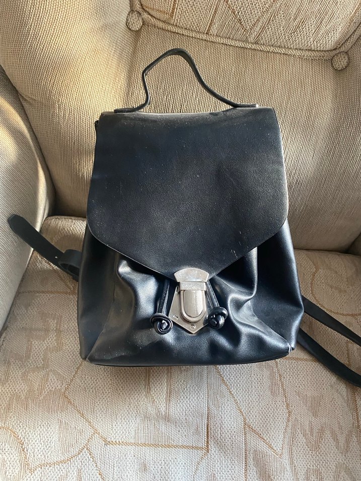 Siyah Deri Tokalı Kadın Sırt Çantası - Görsel 2