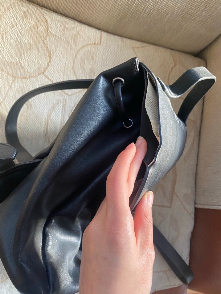 Siyah Deri Tokalı Kadın Sırt Çantası - Görsel 4