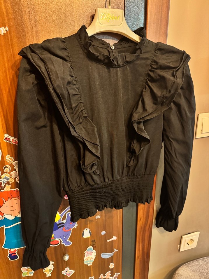 Uzun Kollu Fırfırlı Siyah Gotik Gömlek - Görsel 2