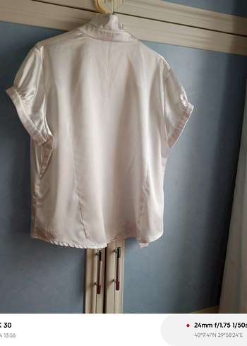 Düğmeli, kısa kollu beyaz kadın saten gömlek - Görsel 2