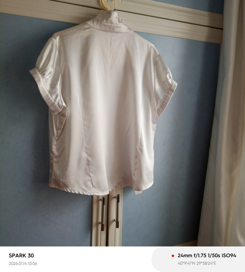 Düğmeli, kısa kollu beyaz kadın saten gömlek - Görsel 2