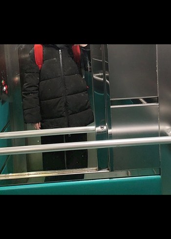 MANGO Siyah Kapüşonlu Kapitone Midi Anorak - Görsel 2