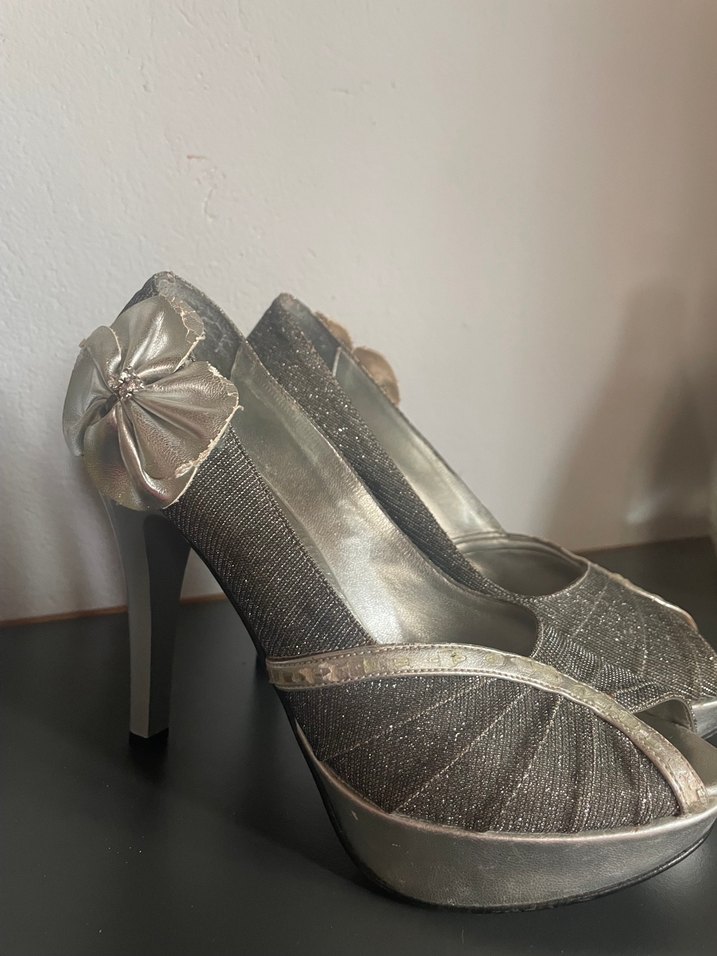 Gri Çiçek Detaylı Tokalı İnce Topuklu Kadın Ayakkabı - Görsel 2