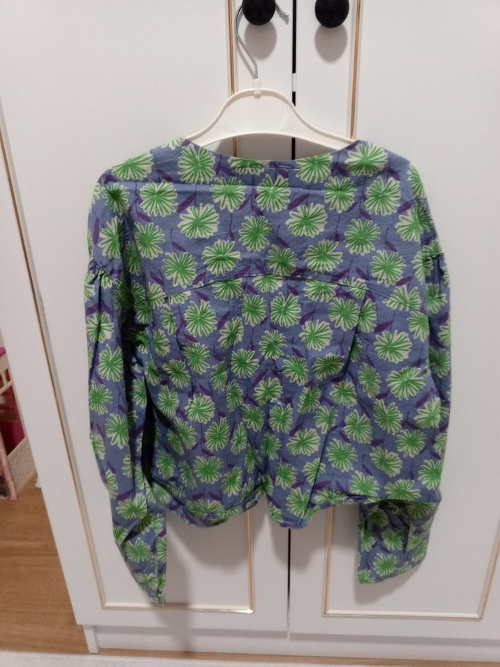 Yeşil Çiçek Desenli V Yaka Gömlek - Görsel 2