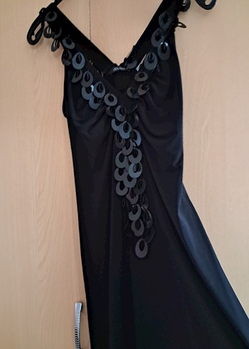 Zincir Detaylı Siyah Uzun V Yaka Elbise - Görsel 2