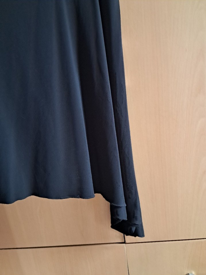 Zincir Detaylı Siyah Uzun V Yaka Elbise - Görsel 3