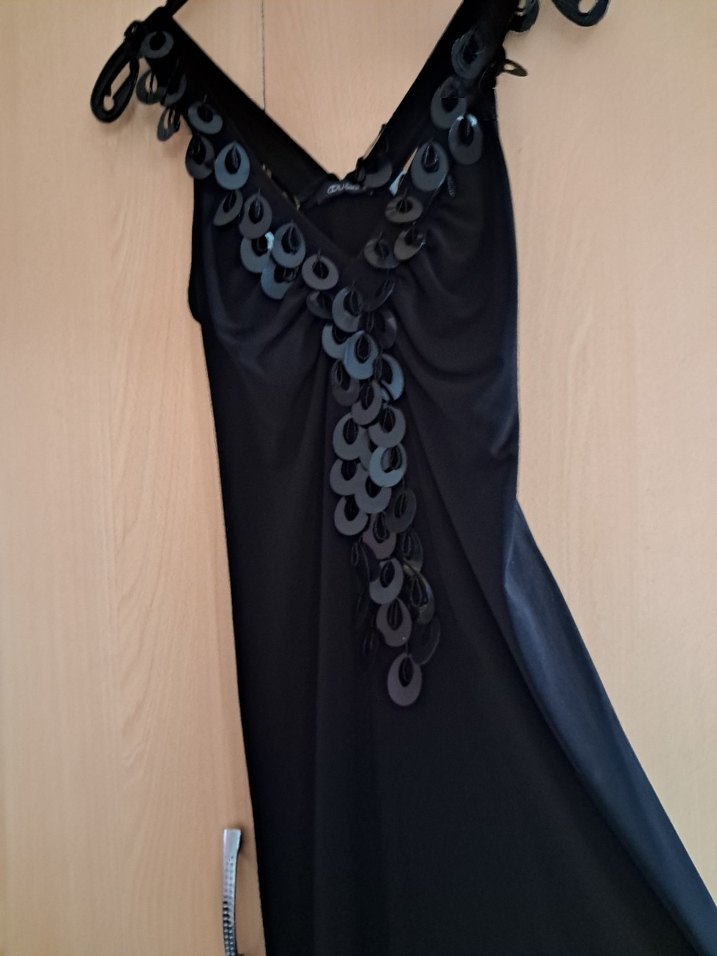 Zincir Detaylı Siyah Uzun V Yaka Elbise - Görsel 2