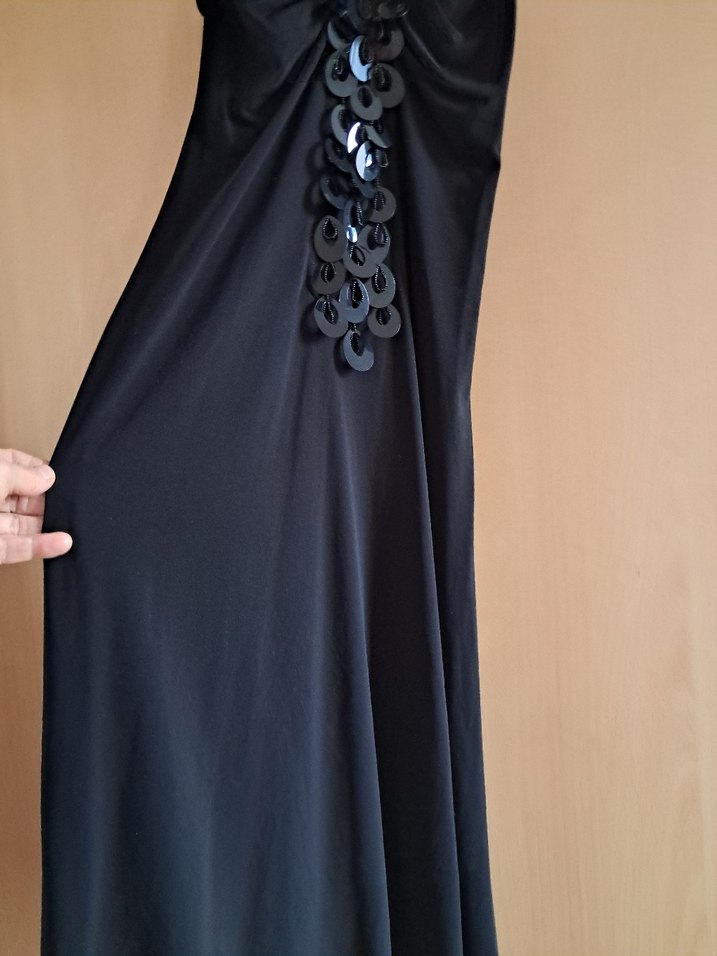 Zincir Detaylı Siyah Uzun V Yaka Elbise - Görsel 4