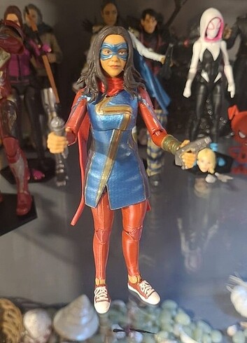 Marvel Legends Ms. Marvel kutusuz resimde görüldüğü parçalarıyla