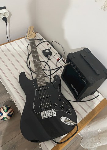 Siyah Elektrikli Gitar ve Amfi Seti