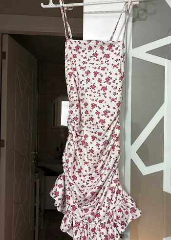 Çiçek Desenli Pembe Uzun Askılı Mini Elbise