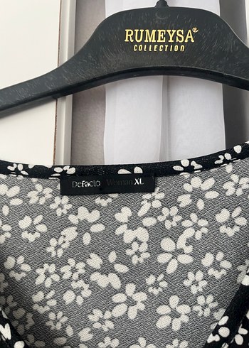 V Yaka Siyah Midi Çiçekli Elbise - Görsel 2