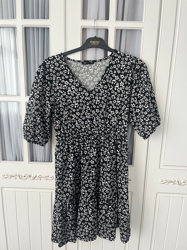 V Yaka Siyah Midi Çiçekli Elbise - Görsel 3