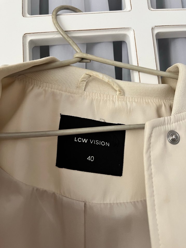 Düğmeli Beyaz Kadın Ceket - Görsel 2