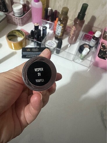 Beden ten rengi Renk Inglot (51) me like dolgunlaştırıcı dudak parlatıcı