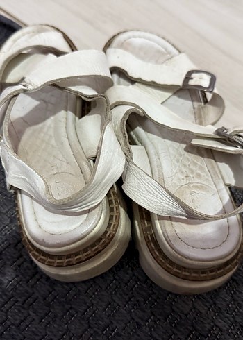 Beyaz Tokalı Dolgu Topuklu Kadın Sandalet hakiki deri tergan - Görsel 2