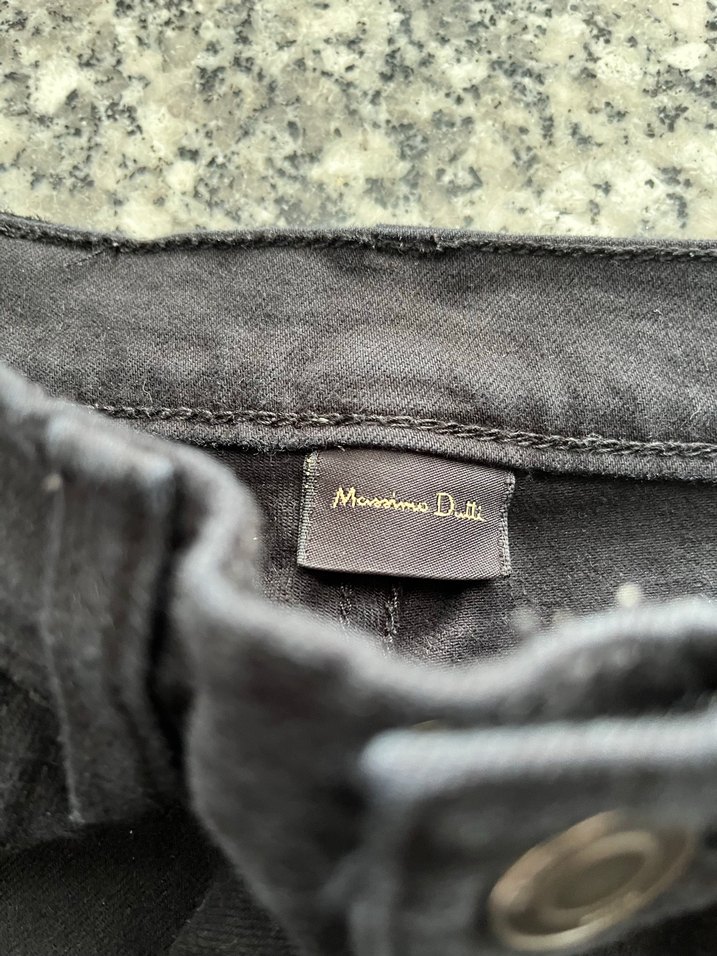 Siyah kot kız öğrenci - Görsel 3