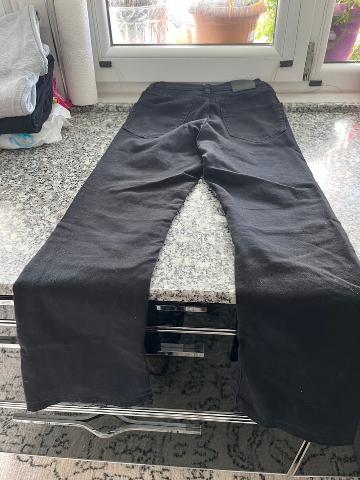 Siyah kot kız öğrenci - Görsel 4