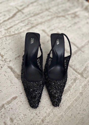 Siyah Boncuk İşlemeli Stiletto Topuklu Ayakkabı