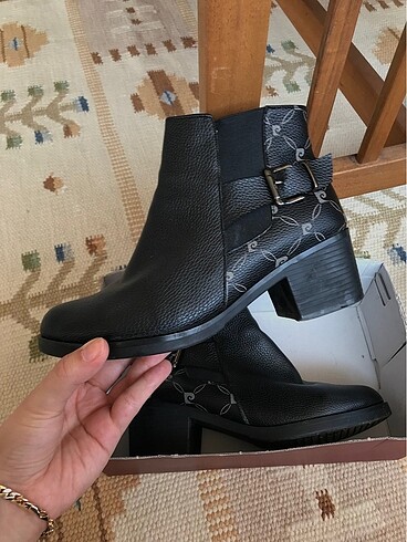 37 Beden siyah Renk pierre cardin kısa bot