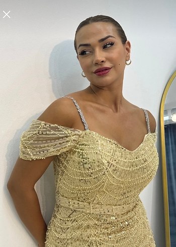 Altın Renkli İşlemeli Uzun Abiye Elbise - Görsel 7