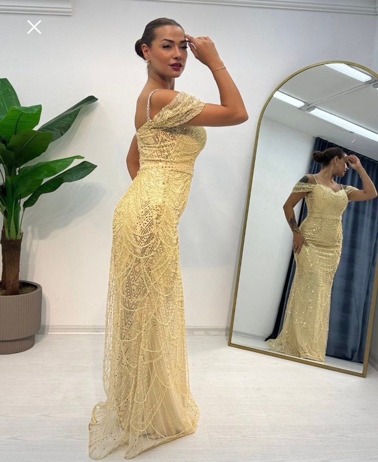 Altın Renkli İşlemeli Uzun Abiye Elbise - Görsel 3