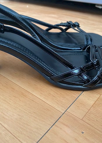 Siyah Rugan Tokalı İnce Topuklu Kadın Sandalet