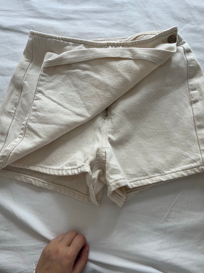 Zara Beyaz Pamuklu Mini Şort - Görsel 3