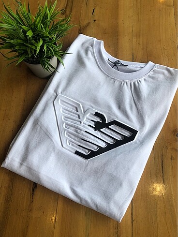 Beyaz kabartma detayli tshirt