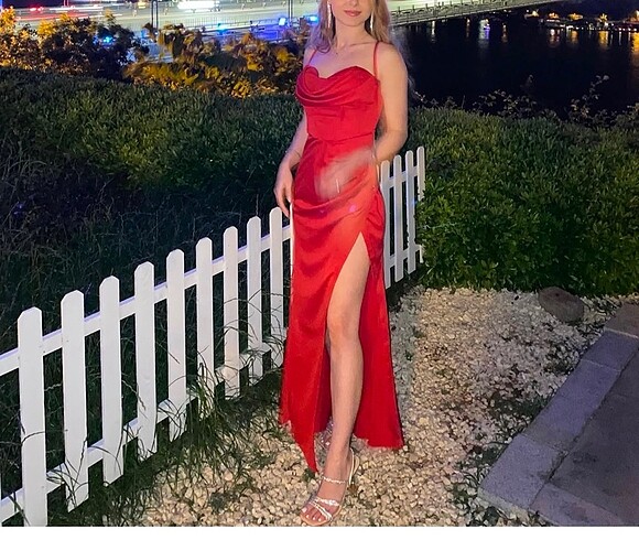 Kırmızı Elbise